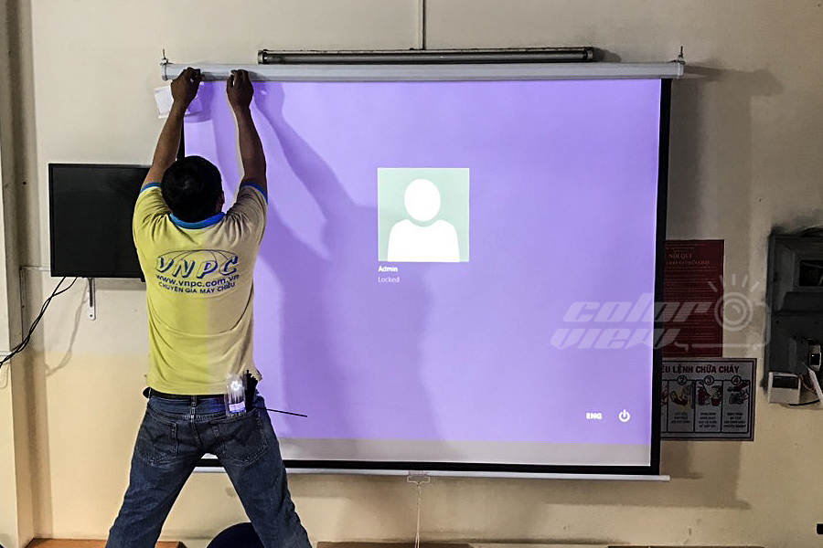 VNPC lắp đặt màn chiếu treo tường kéo tay dùng cho lớp học tại TpHCM